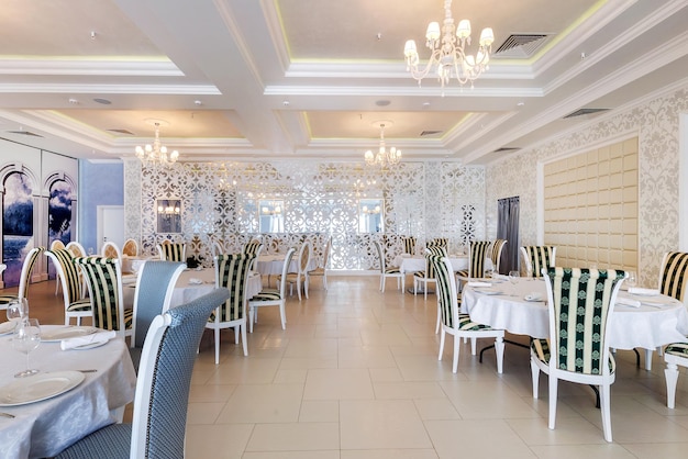 MINSK BIELORRUSIA DICIEMBRE DE 2017 interior del enorme salón de banquetes equipado en estilo de color blanco