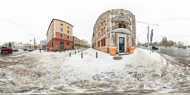 MINSK BIELORRUSIA DICIEMBRE DE 2018 Panorama de hdri de invierno esférico completo sin costuras ángulo de 360 grados cerca de un bar moderno en el lugar de la calle peatonal de la antigua ciudad turística en contenido VR AR de proyección equirectangular