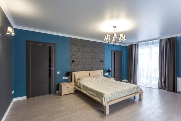 MINSK BIELORRUSIA Enero 2019 Interior del dormitorio moderno en piso tipo loft en apartamentos caros con luz de neón