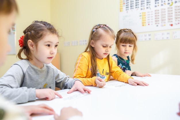 MINSK BIELORRUSIA ENERO 2020 alumnos en clase de desarrollo infantil