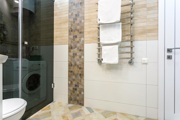 MINSK BIELORRUSIA inodoro y detalle de una cabina de ducha de esquina con accesorio de ducha de montaje en pared
