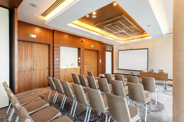MINSK BIELORRUSIA JULIO 2017 filas de asientos en el interior de la moderna sala de conferencias vacía para reuniones de negocios