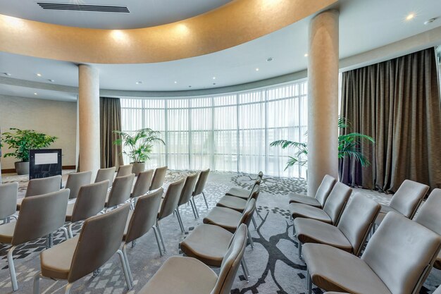 Foto minsk bielorrusia julio 2017 filas de asientos en el interior de la moderna sala de conferencias vacía para reuniones de negocios