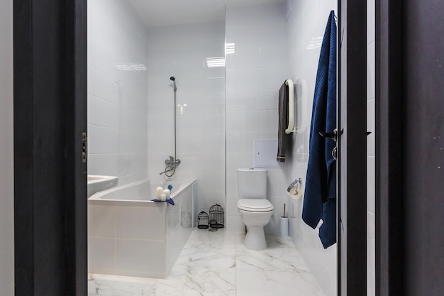 MINSK BIELORRUSIA JUNIO 2020 fregadero con grifo en baño caro detalle de un inodoro de esquina con accesorio de ducha de montaje en pared