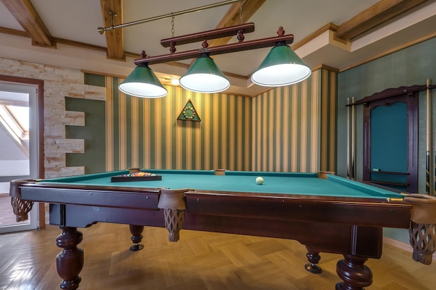 MINSK BIELORRUSIA JUNIO 2021 casa interior de madera con mesa de billar