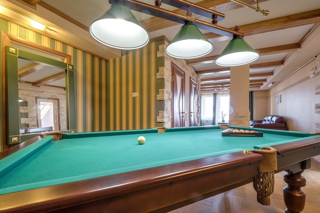 MINSK BIELORRUSIA JUNIO 2021 casa interior de madera con mesa de billar