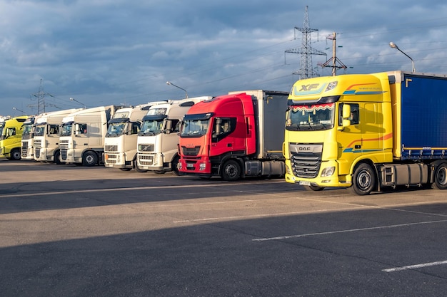 MINSK BIELORRUSIA MARZO 2020 Camiones en fila con contenedores en el estacionamiento Concepto de logística y transporte