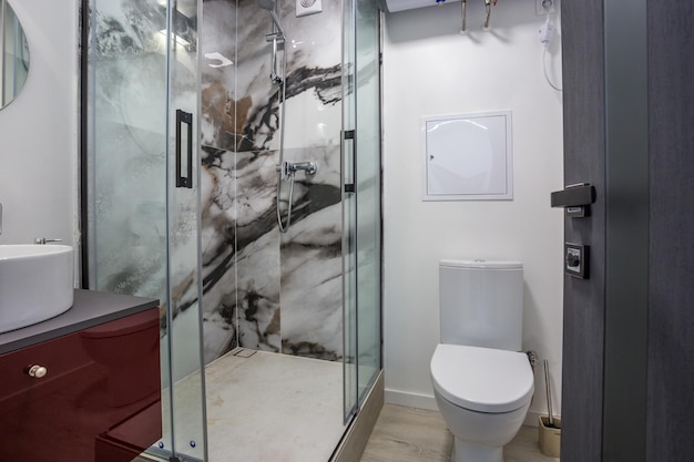 MINSK BIELORRUSIA MARZO 2020 fregadero con grifo en un costoso baño tipo loft detalle de una cabina de ducha de esquina con accesorio de ducha de montaje en pared