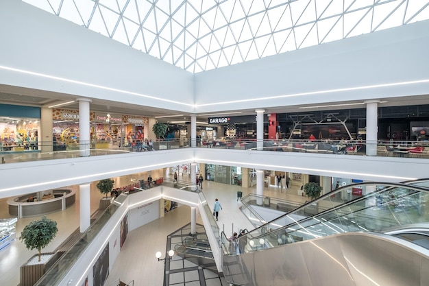 Foto minsk bielorrusia mayo 2020 enorme centro comercial vacío distancia social y cuarentena