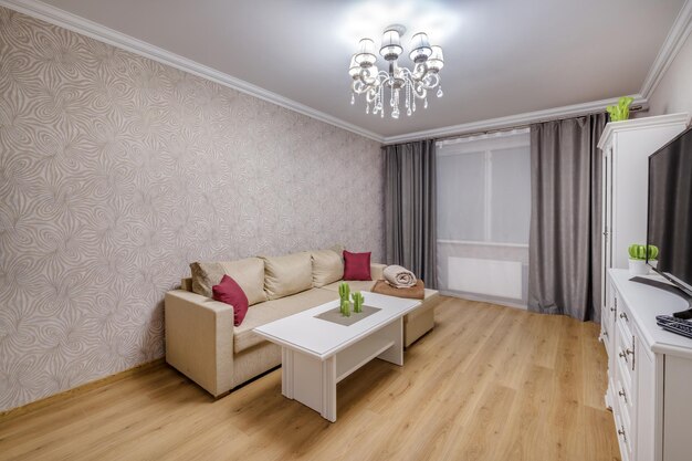 MINSK BIELORRUSIA MAYO 2020 Interior de la moderna y lujosa habitación vip en apartamentos tipo estudio con sofá y tv