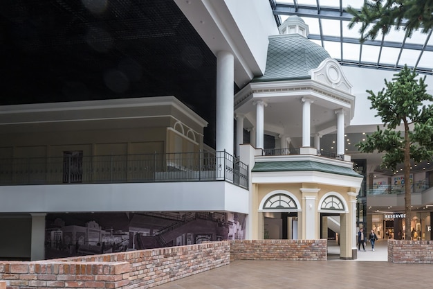 MINSK BIELORRUSIA MAYO 2020 salón de banquetes con mesa y electrodomésticos en restaurante de lujo de élite con escaleras