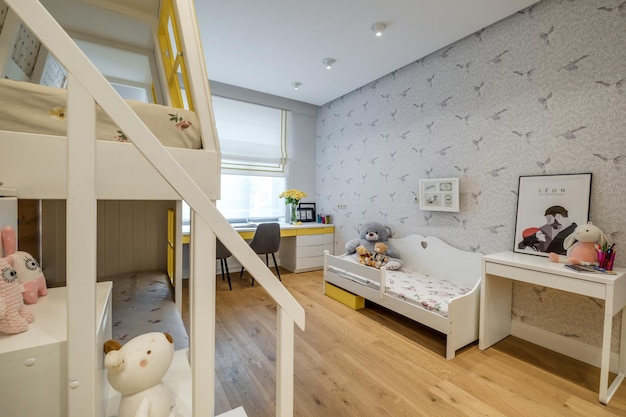 MINSK BIELORRUSIA MAYO 2021 Interior de apartamento moderno en habitación infantil con litera de madera