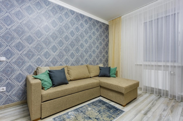 MINSK BIELORRUSIA OCTUBRE 2020 Interior de la moderna habitación en pequeños apartamentos tipo estudio con sofá y tv