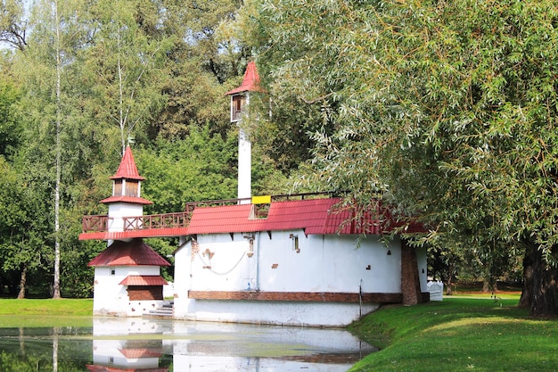 Minsk, Bielorrusia, el parque que lleva el nombre de Maxim Gorki, una casa fabulosa se refleja en el espejo del arroyo