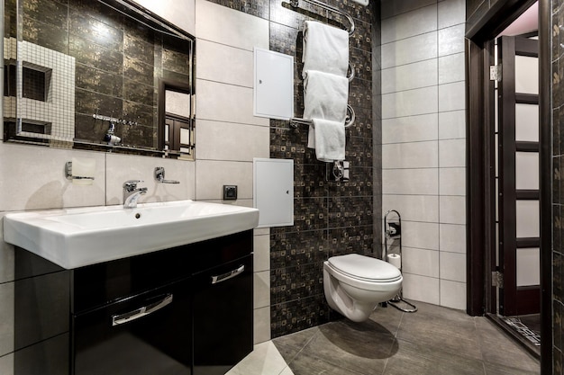MINSK BIELORRUSIA SEPTIEMBRE 2019 inodoro y detalle de un bidé de ducha de esquina con accesorio de ducha de montaje en pared