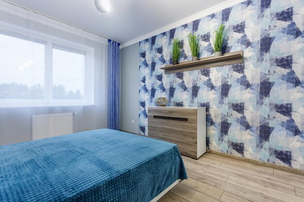 MINSK BIELORRUSIA SEPTIEMBRE 2019 Interior del moderno dormitorio de lujo en apartamentos tipo estudio en color azul claro