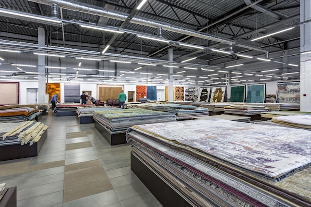 MINSK BIELORRUSIA SEPTIEMBRE 2019 interior de la tienda de élite de alfombras hechas a mano tejidas a máquina