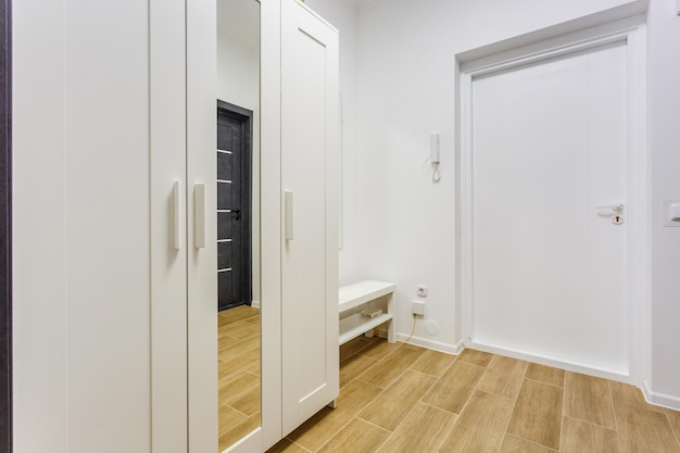 MINSK BIELORRUSIA SEPTIEMBRE 2019 puerta en el moderno hall de entrada del corredor en apartamentos caros