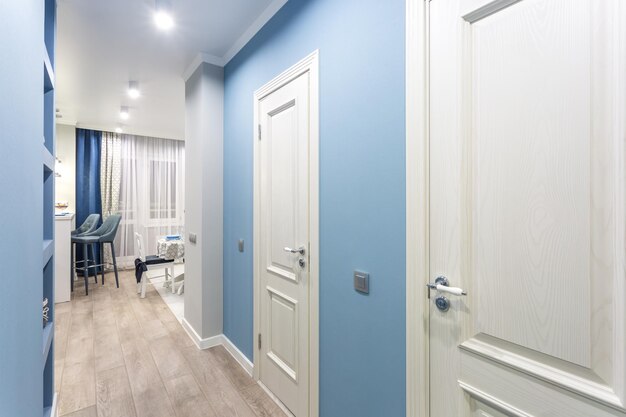 MINSK BIELORRUSIA SEPTIEMBRE 2019 puerta en el moderno vestíbulo de entrada del corredor en color azul claro en apartamentos caros