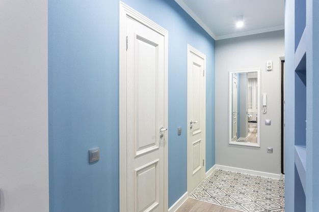MINSK BIELORRUSIA SEPTIEMBRE 2019 puerta en el moderno vestíbulo de entrada del corredor en color azul claro en apartamentos caros