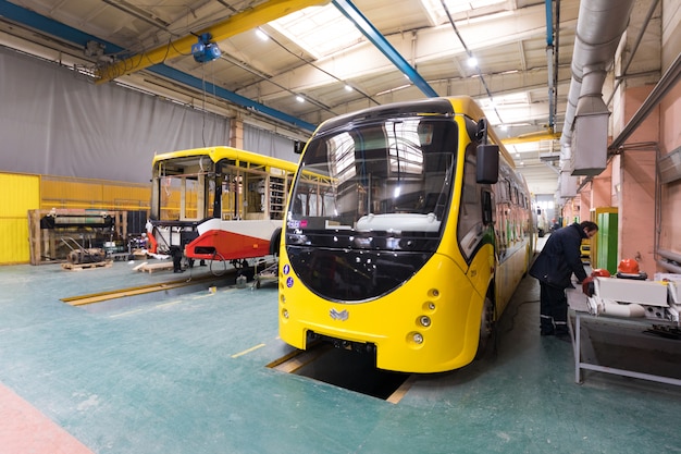Minsk, Bielorrússia - 22 de fevereiro de 2018: Linha de produção de ônibus