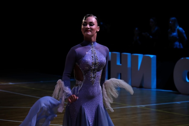 Minsk Bielorrússia 30 de abril de 2022 competição dancesport Dançarinos no palco