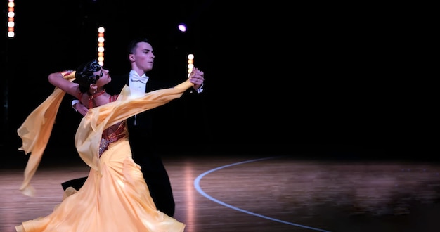 Minsk Bielorrússia 30 de abril de 2022 competição dancesport Dançarinos no palco