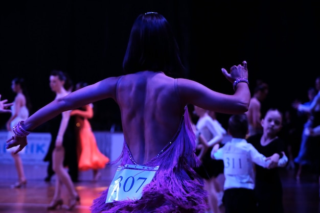 Foto minsk bielorrússia 30 de abril de 2022 competição dancesport menina dançando esportes dança de salão