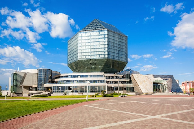 Minsk, bielorrússia - 6 de maio de 2016: a biblioteca nacional da bielorrússia é uma biblioteca de direitos autorais da república da bielorrússia. agora está localizado em um novo prédio de 72 metros de altura em minsk, bielo-rússia.