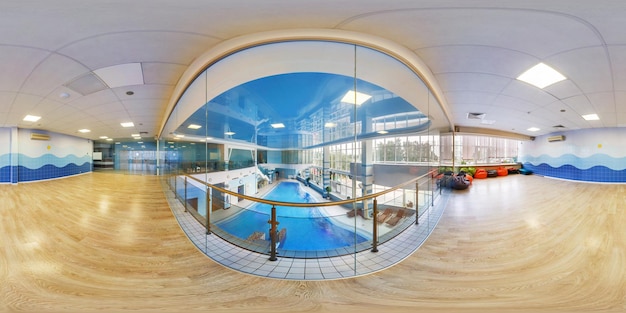 Minsk bielorrússia agosto de 2017 panorama hdri completo sem costura visão de ângulo de 360 graus no interior da piscina moderna no centro esportivo de elite em conteúdo vr de projeção esférica equirretangular