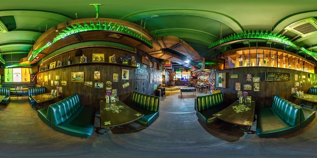 Foto minsk bielorrússia agosto de 2018 panorama hdri esférico completo sem costura vista de ângulo de 360 graus no moderno restaurante de pub de boate com estilo de design loft escuro em conteúdo de projeção equirretangular vr ar