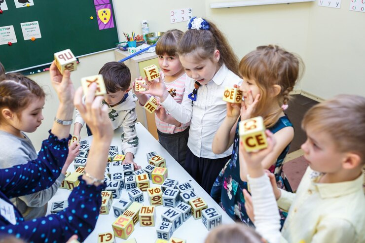 Foto minsk bielorrússia janeiro 2020 alunos na aula de desenvolvimento infantil