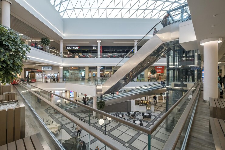 MINSK BIELORRÚSSIA MAIO 2020 Enorme distância social e quarentena de shopping vazio