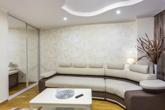 Foto minsk bielorrússia maio de 2020 interior do quarto moderno em estúdios com sofá e tv