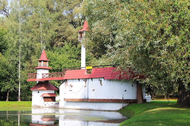 Minsk Bielorrússia o parque nomeado após Maxim Gorky uma casa fabulosa é refletida no espelho do córrego