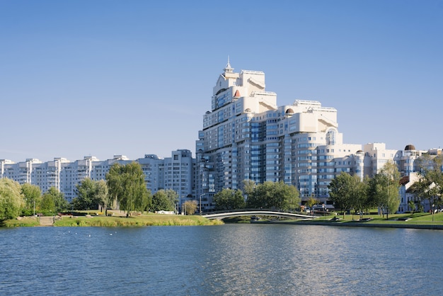 Minsk, bielorrússia. setembro de 2019. desenvolvimento moderno em nemiga. edifícios residenciais e o rio svisloch