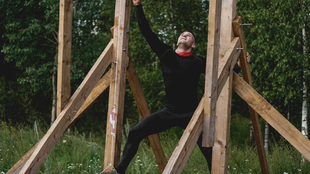 Minsk Bularus. 28 de julio de 2019 Día soleado. El hombre atravesando obstáculos durante la carrera de obstáculos en el arranque o competición deportiva