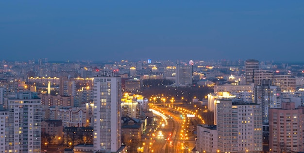 Minsk de noche desde una altura