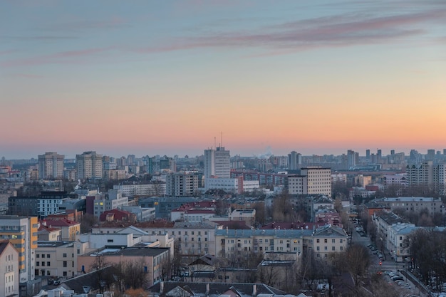 Minsk techos de casas al atardecer