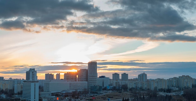 Minsk techos de casas al atardecer