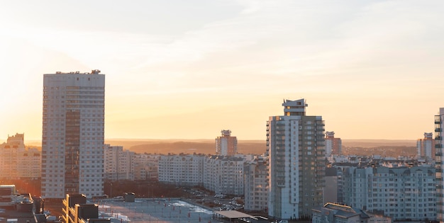 Minsk techos de casas al atardecer