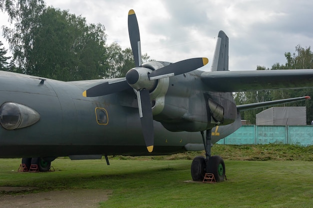 Minsk Weißrussland 07252018 Flugzeugpropellermotor Flügel eines Flugzeugs mit Schraubenmotor