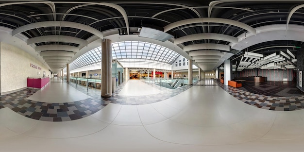 MINSK WEISSRUSSLAND 26. AUGUST 2014 Panorama 360-Winkel-Ansicht in der Halle des modernen Handelszentrums mit mehreren Stockwerken Vollständiger 360-Grad-nahtloser äquirechteckiger kugelförmiger Panorama-Skybox-vr-ar-Inhalt