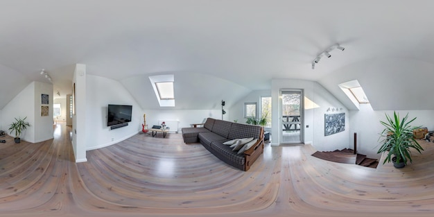 MINSK WEISSRUSSLAND APRIL 2019 Vollständiges nahtloses Hdri-Panorama 360-Grad-Winkel im Gästezimmer mit Sofa und Fernseher in Apartments auf der Mansarde im Ferienhaus in äquirektangularem sphärischem Projektions-VR-Inhalt