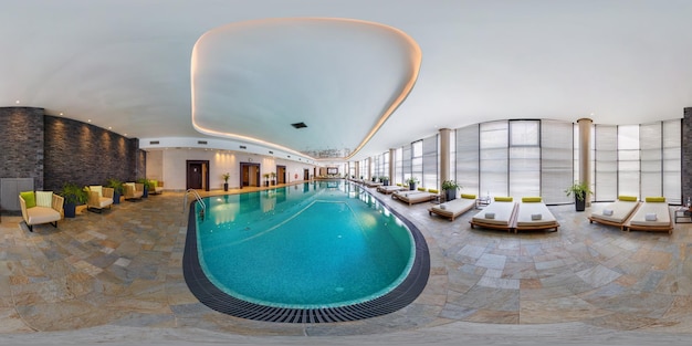 MINSK WEISSRUSSLAND AUGUST 2017 Vollständige nahtlose 360-Grad-Panorama-Winkelansicht im Inneren des modernen Swimmingpools im Elite-Hotel in equirectangular sphärischen Projektions-VR-Inhalten