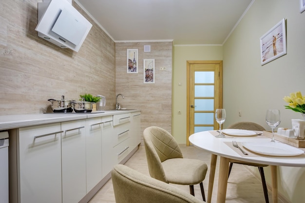 MINSK WEISSRUSSLAND DEZEMBER 2019 Kücheninnenraum in modernen Wohnungen