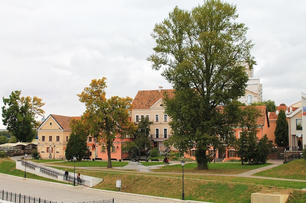 Minsk Weißrussland gemütliche Backsteinhäuser mit Ziegeldach in der Altstadt von Trinity Suburb