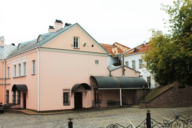Minsk Weißrussland gemütliche blassrosa Häuser der Altstadt Troitskoye Suburb