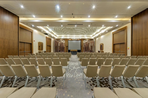 MINSK WEISSRUSSLAND JULI 2017 Sitzreihen im Inneren des modernen leeren Konferenzsaals für Geschäftstreffen