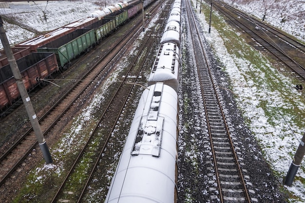 MINSK WEISSRUSSLAND NOVEMBER 2020 lange Eisenbahngüterzüge mit vielen Waggons stehen am Wintertag auf dem Parkplatz